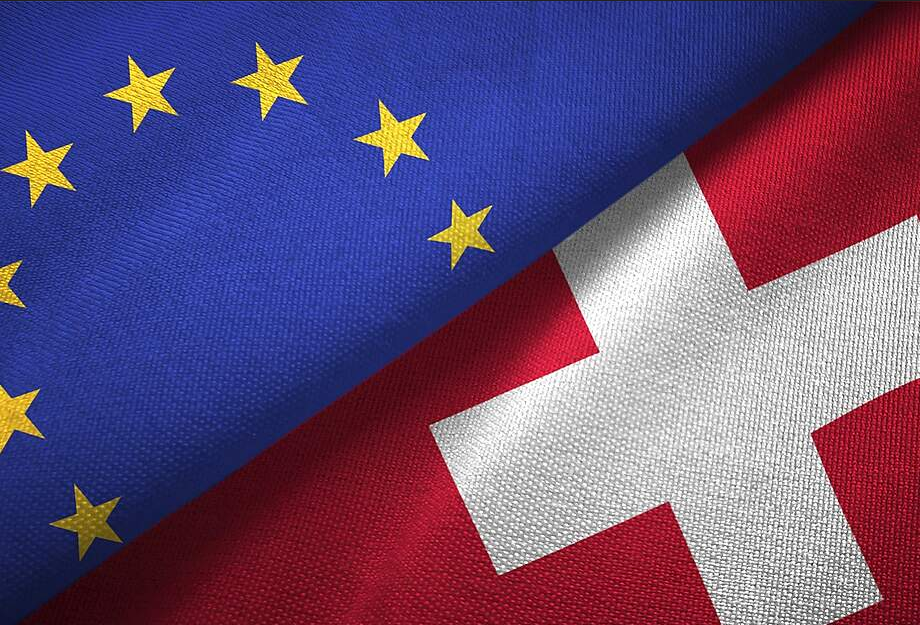 Foto von EU- und Schweizer Flagge